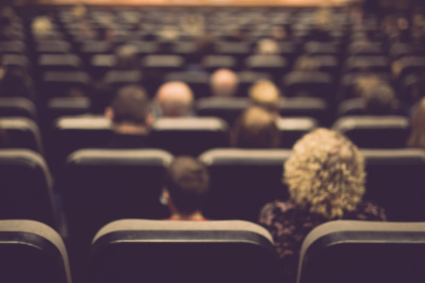 观众坐在音乐厅的椅子上图片下载