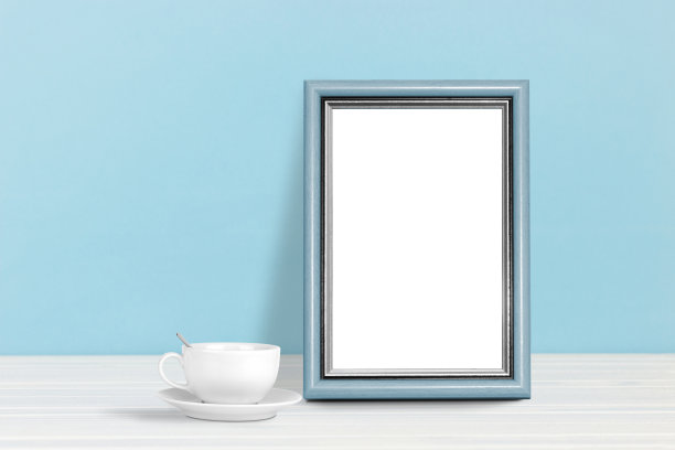 海报模板。木桌上有相框和咖啡杯图片下载