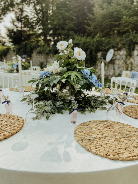 彩色花卉圆桌装饰白色椅子和柳条基地图片下载