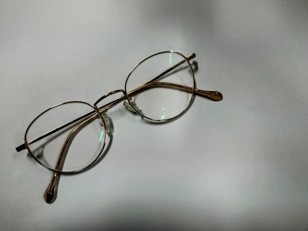 白色背景的眼镜图片下载