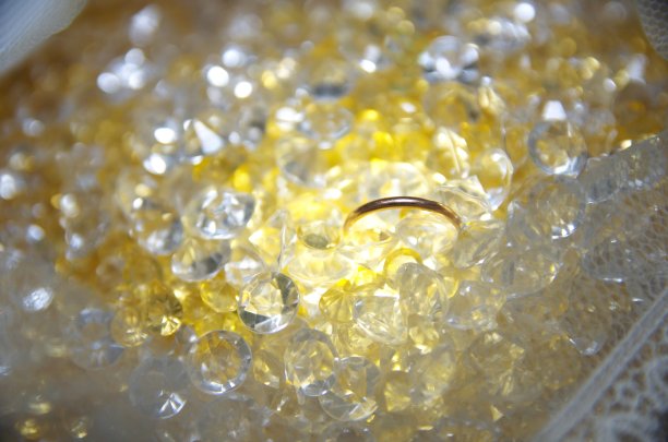 婚礼的背景。嫁给我。一个新家庭。结婚戒指。图片下载