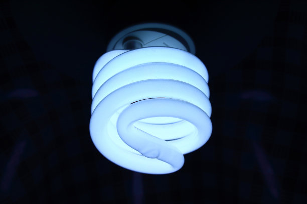 螺旋LED灯。特写镜头。工作。背景。图片下载