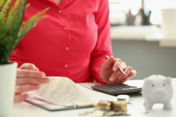 会计靠黑色计算器，办公场所靠现金图片下载