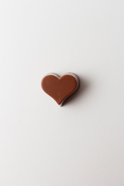 巧克力心形孤立在白色背景上。图片下载