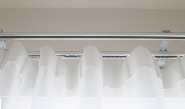 白色窗帘和帘架图片下载