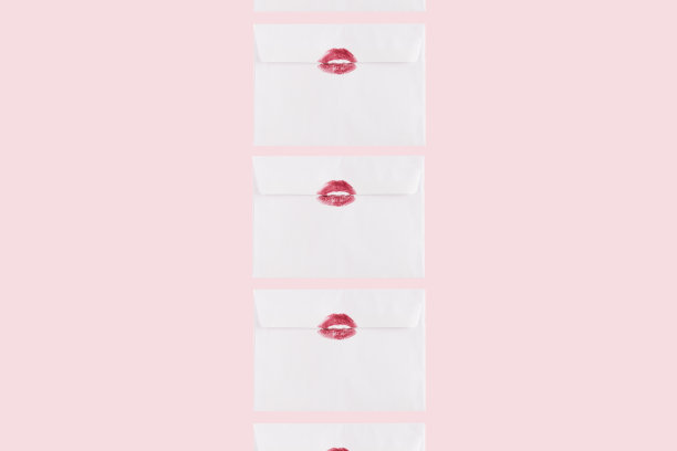 创意图案，白色信封与红色的吻。最小的爱情构成在粉红色的背景。图片下载