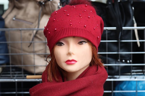 戴着帽子和围巾的人体模型脸图片下载