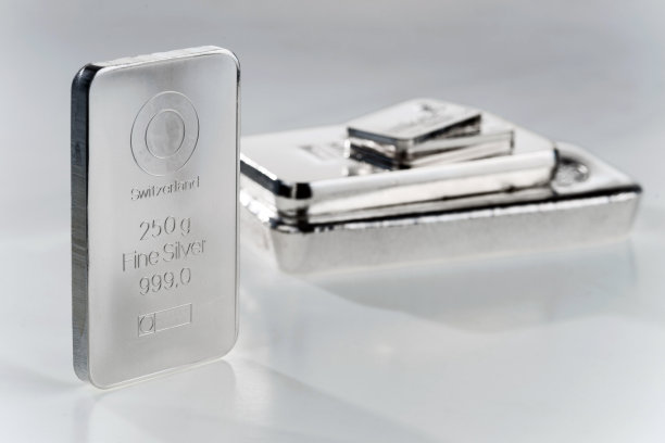 铸成的银条对背景的堆栈各种银锭图片下载