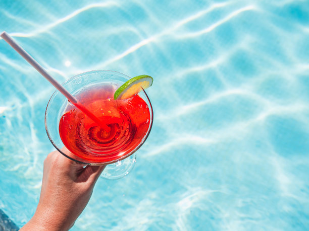 漂亮的杯子，清爽的鸡尾酒和漂亮的女人图片下载