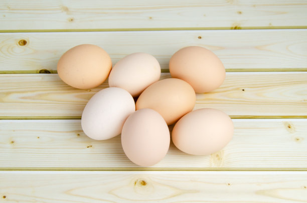 木桌上的一组鸡蛋。新鲜的有机农产品，为复活节做准备。图片下载