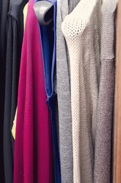 休闲针织品挂在衣柜的衣架上。垂直的照片。图片下载