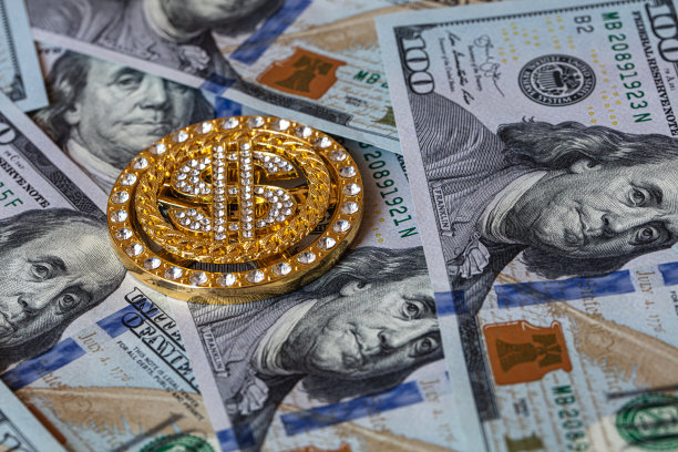 黄金美元符号与宝石在100美元钞票的背景图片下载