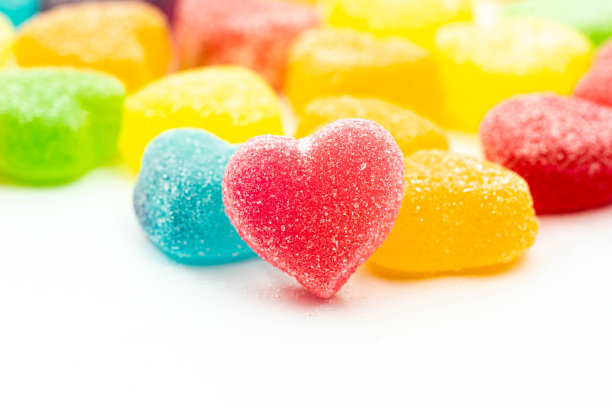 封闭的心形糖果。图片下载