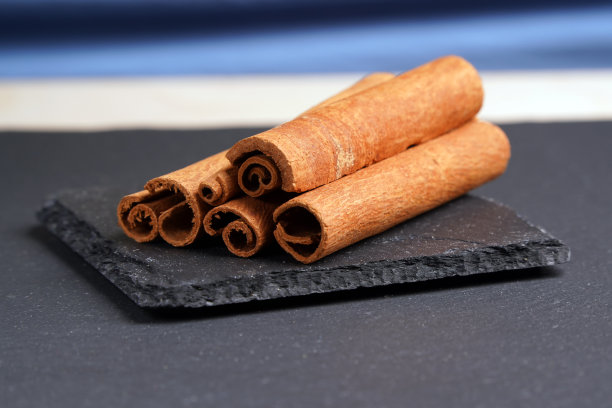 桂皮卷放在黑暗的架子上的滑梯上图片下载