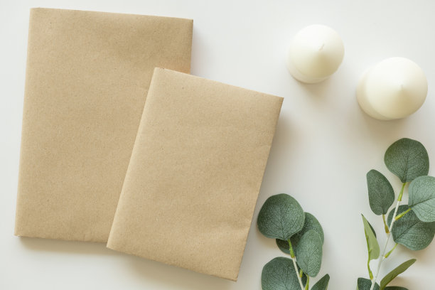 创意平铺照片的工作空间书桌。顶视图办公桌与样书，白色背景上的香薰蜡烛。工作空间的概念。俯视图，复制空间，模型，平躺。图片下载