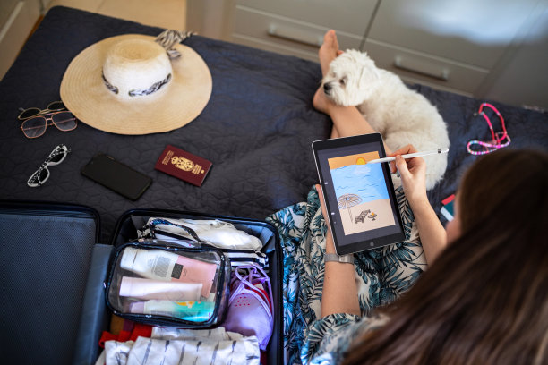 年轻女子正在画一幅旅游目的地的插图图片下载