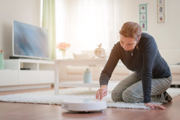 用机器人吸尘器的女人图片下载