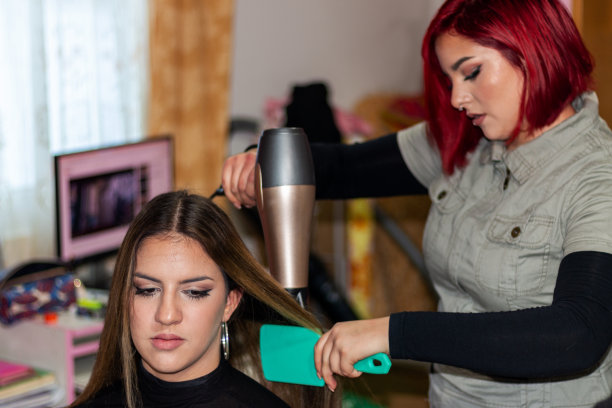 姐姐给她十几岁的妹妹烘干长发图片下载