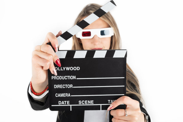 戴着3D眼镜和黑色胶片的女人在制作拍板图片下载