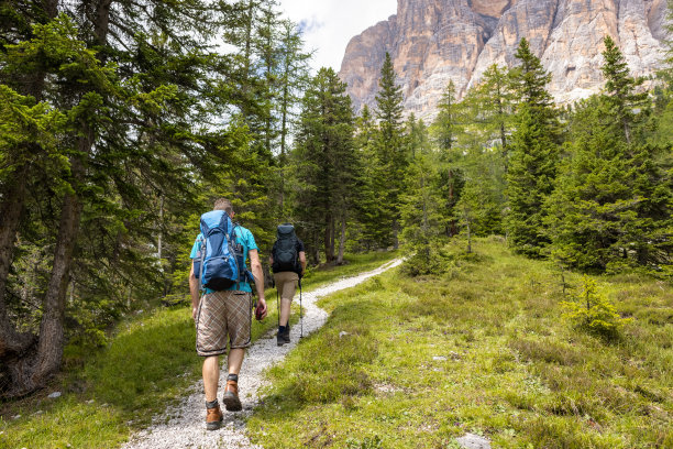 两个游客在山间小道上徒步旅行图片下载