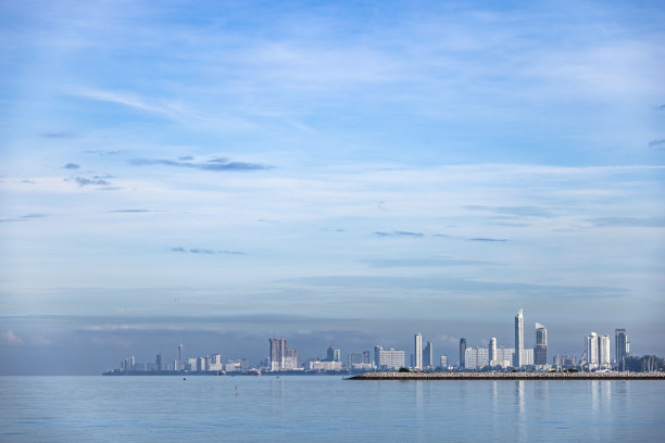 带天空和大海的全景大城市。泰国芭堤雅市天空景观的背景图片下载
