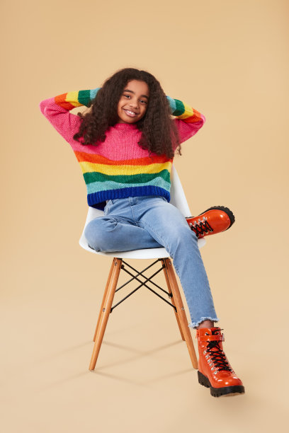 欢快的民族女孩穿着时髦的彩色服装图片下载