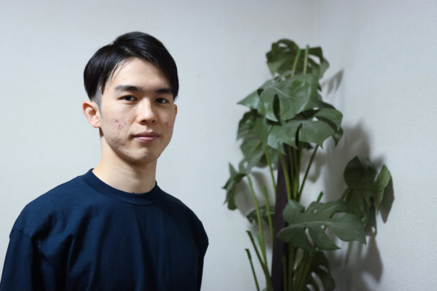 穿着海军蓝t恤的年轻人图片下载