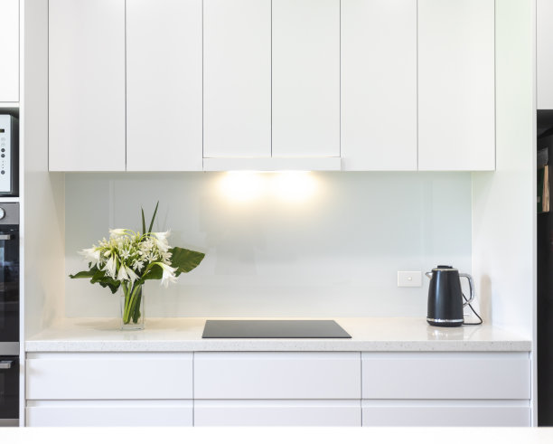 现代设计师厨房在一个豪华的家图片下载