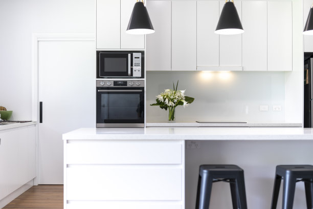 现代设计师厨房在一个豪华的家图片下载