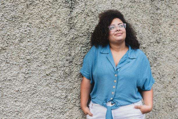 女人看向别处的肖像图片下载