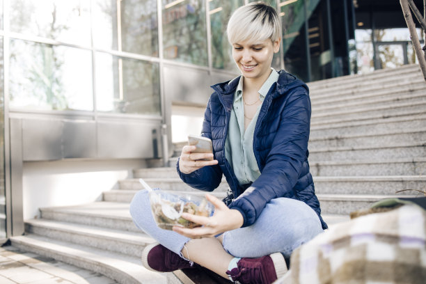 一个女孩的照片，她的午餐带走图片下载