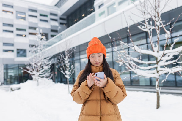 一个亚裔女性在城里打电话图片下载