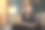 有创业精神的人坐在家里办公室的沙发上工作到很晚，他把电脑和笔记本电脑放在膝上，为他的公司投保，支付账单，回复电子邮件，网上购物图片下载