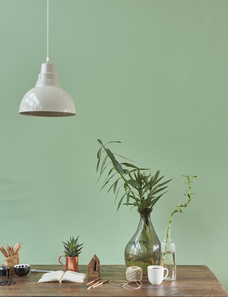 家庭客厅的柳条扶手椅白色的桌子图片下载