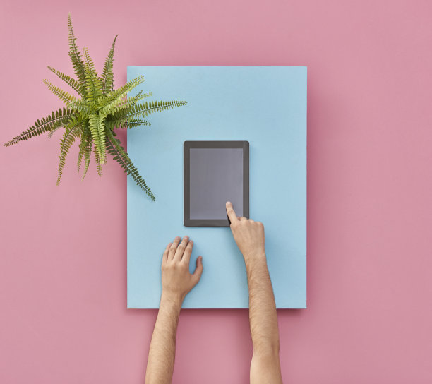 阅览室书架旧砖墙温馨的室内装饰图片下载