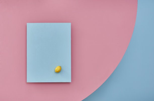 阅览室书架旧砖墙温馨的室内装饰图片下载