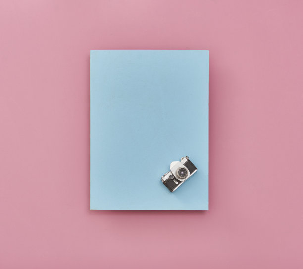 阅览室书架旧砖墙温馨的室内装饰图片下载