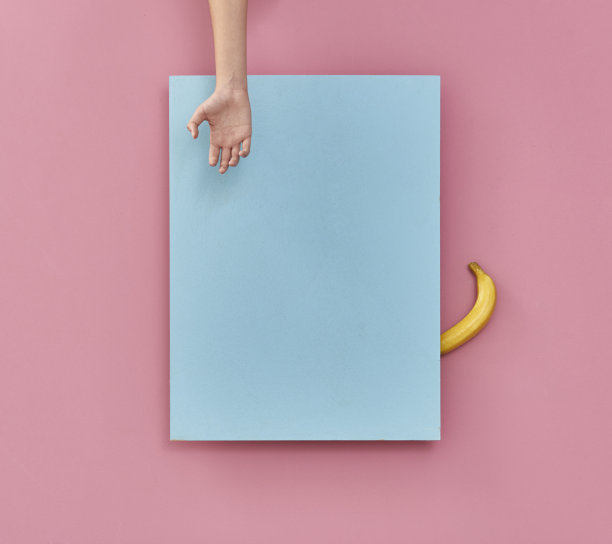 阅览室书架旧砖墙温馨的室内装饰图片下载