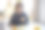 可爱的青春期前小孩，长发男孩，在家舔柠檬喝柠檬水图片下载