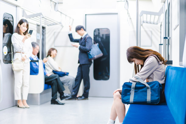 一个女学生在火车上胃痛图片下载