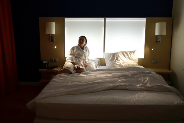 在旅馆的床上休息的女人图片下载