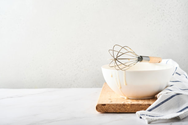 为家庭早餐煎饼或Maslenitsa准备面团。配料在桌子上-小麦粉，鸡蛋，黄油，糖，盐，牛奶。step 1: step 1: step 2: step 3: step 3: step有选择性的重点。图片下载