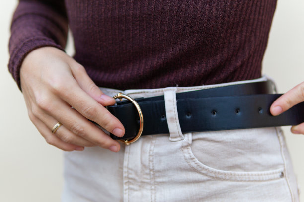 无法辨认的女孩，黑色皮带图片下载