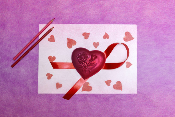 粉红色的背景和一颗心表示祝贺和爱的宣言。图片下载