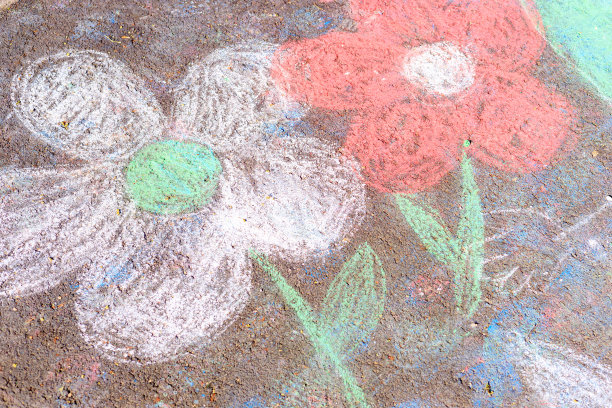 人行道上画着红色和白色的花，孩子们用粉笔画画图片下载