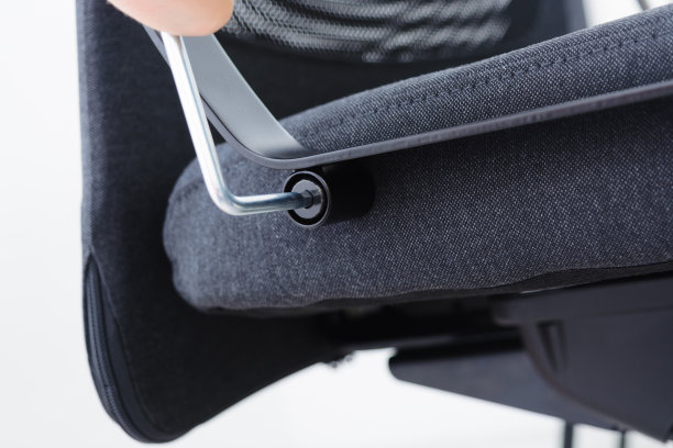 人手螺丝椅把手装配椅分步操作步骤13图片下载