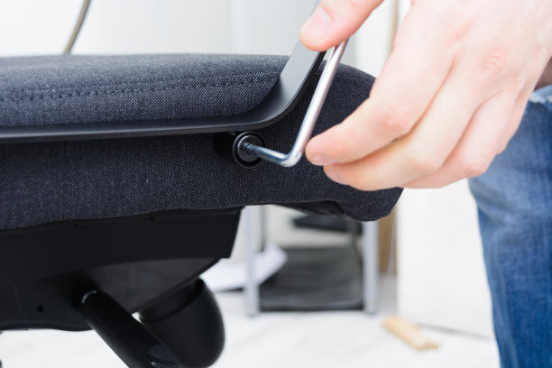 人手螺丝椅把手装配椅分步操作步骤13图片下载