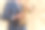一名男子带着麦克风演奏萨克斯管图片下载
