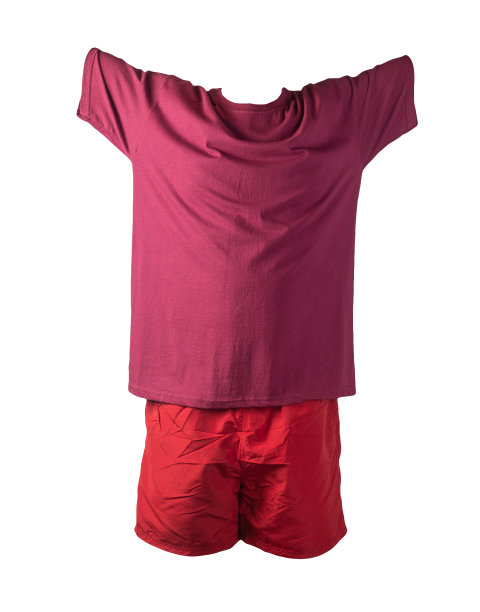 男子运动短裤和t恤孤立在白色背景上图片下载