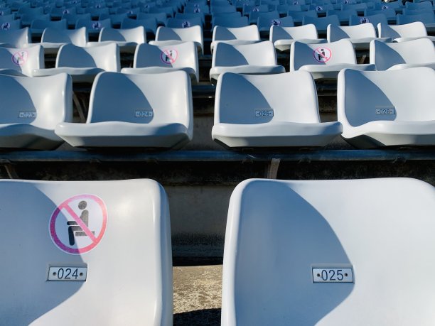 由于冠状病毒限制，体育场的座椅空了图片下载